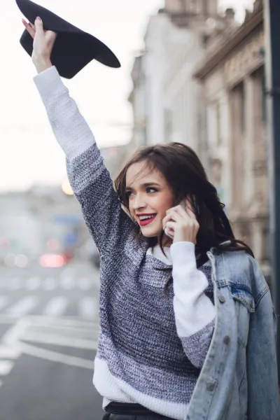 taxi beynost ain femme reservant un chauffeur professionnel